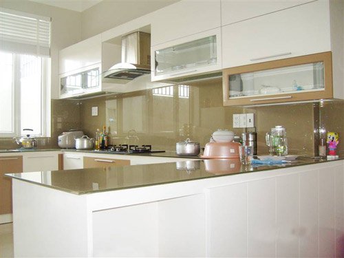 Kính ốp bếp máu trắng