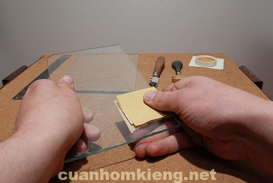 chuẩn bị dao cắt kính và khung thủy tinh